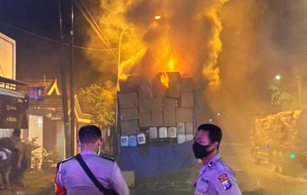 Truk ekspedisi yang terbakar di Gresik