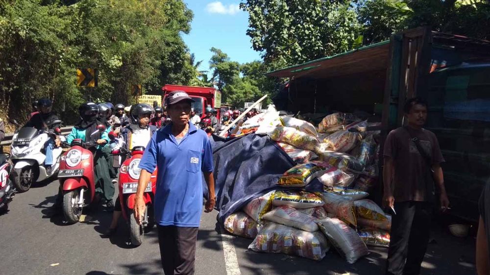 Truk gandeng bermuatan beras terguling di Banyuwangi