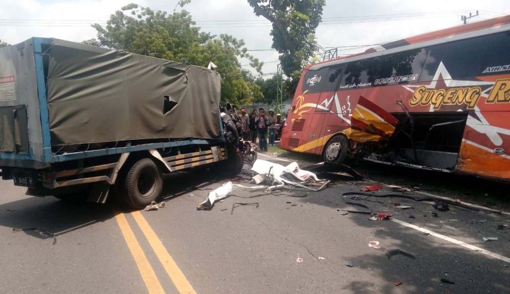 Truk hantam Bus Sugeng Rahayu di Madiun