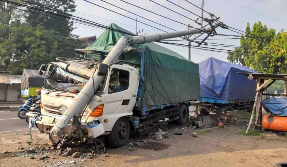 Truk gandeng menabrak tiang listrik di Mojokerto