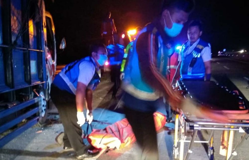 Petugas mengevakuasi jasad sopir truk Isuzu di Tol Ngawi