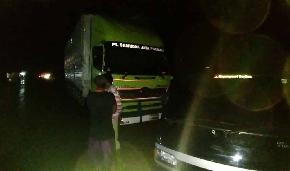 Truk tronton dan mobil pikap diamankan oleh anggota Polsek Panarukan dan Tim Resmob Polres Situbondo