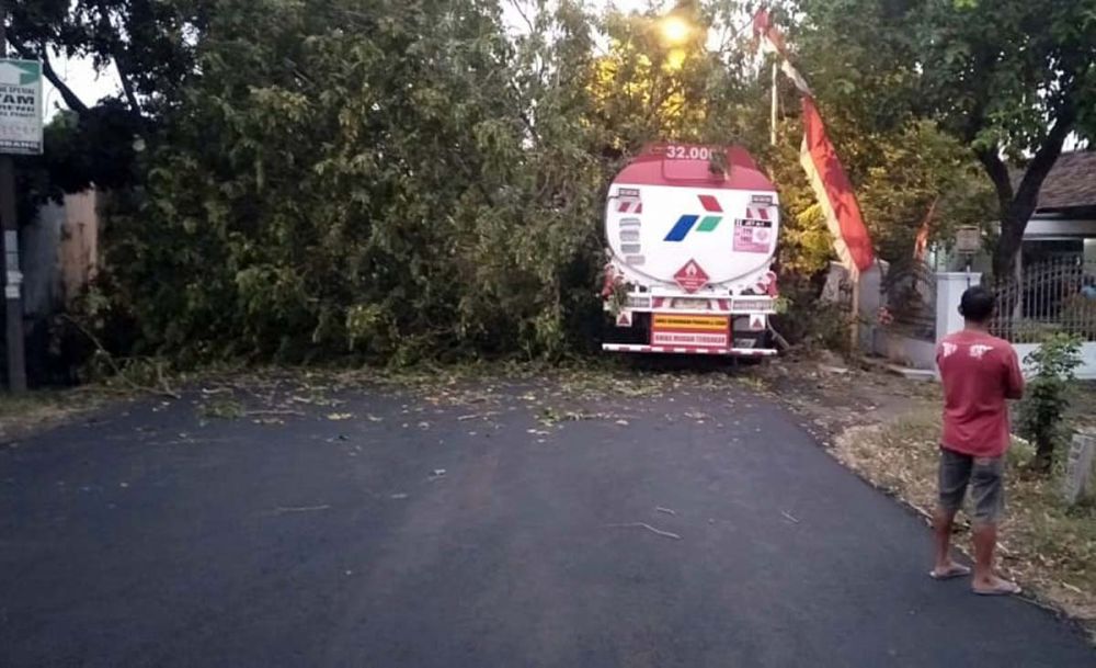 Truk Pertamina bermuatan avtur tabrak pohon dan pagar rumah di Jombang