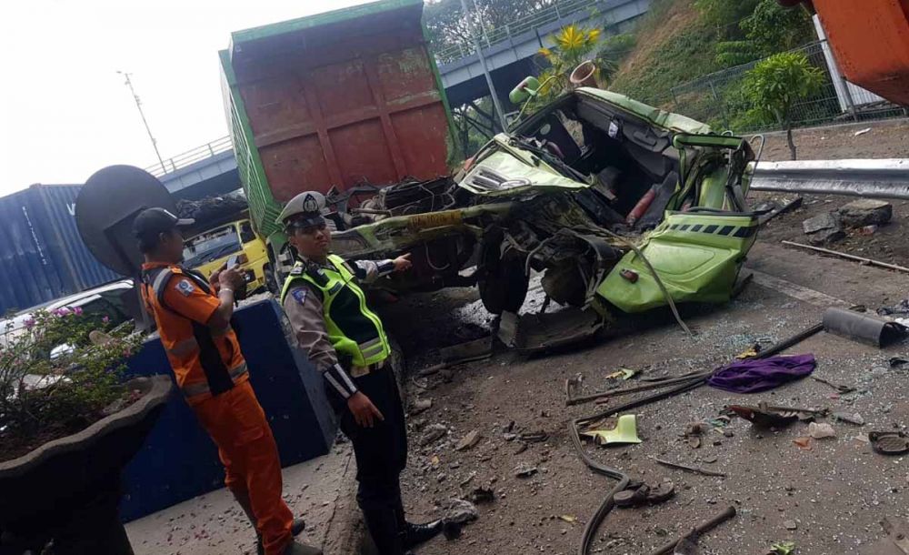 Kondisi dump truk yang mengalami rem blong dan menabrak dua kendaraan di Gate Tol Sidoarjo