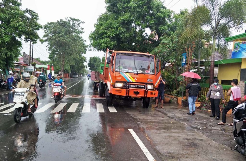 Truk Seruduk Dua Motor di Pasuruan, Tiga Orang Tewas