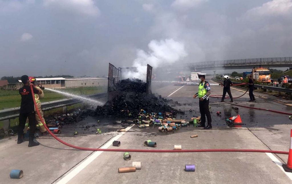 Truk bermuatan kertas yang terbakar di Tol Jombang-Mojokerto