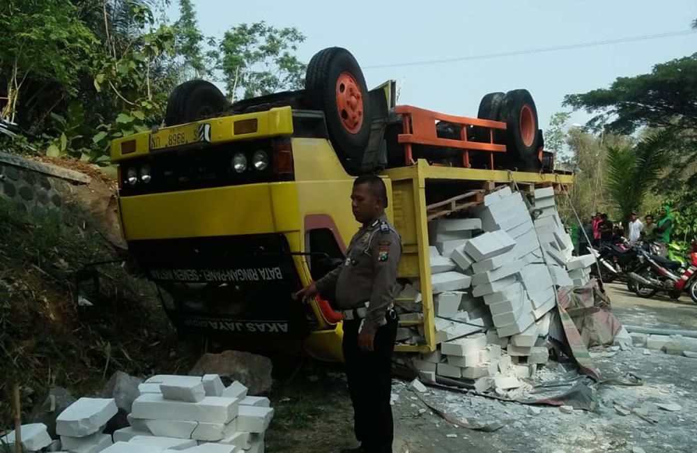 Truk yang terbalik di Ngawi sebelum dievakuasi