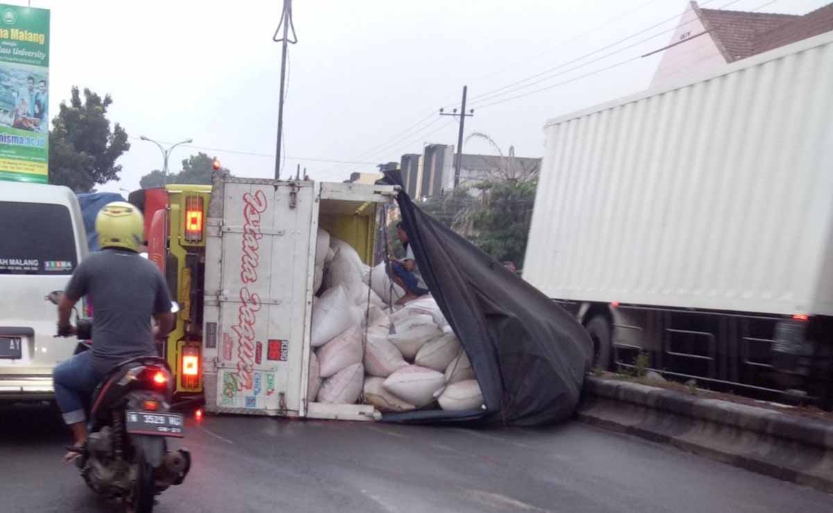 Truk terguling di Jalan Raya Lawang menuju Malang
