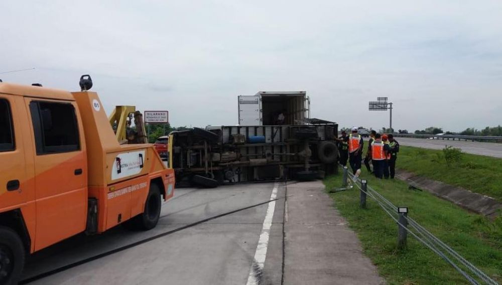 Tiga Kendaraan Terguling di Jalan Tol