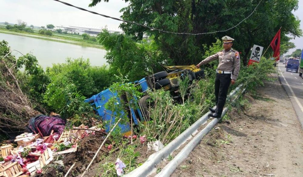 Kanit Laka Satlantas Polres Gresik, Ipda Yossy Eka Prasetya saat berada di lokasi kejadian