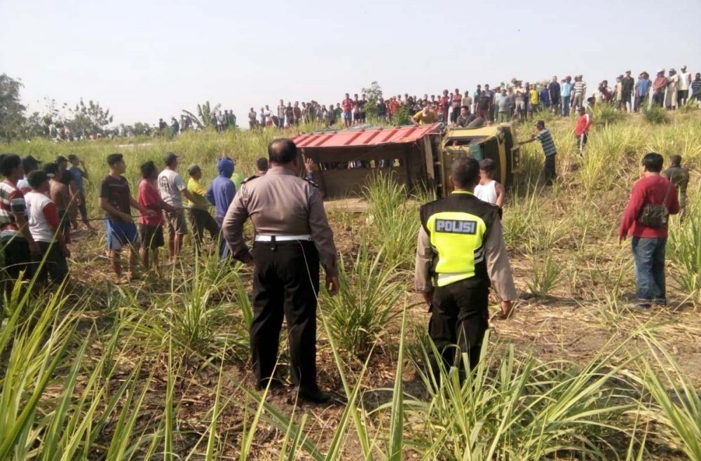 Truk pembawa 25 orang buruh tani terguling di Ngawi
