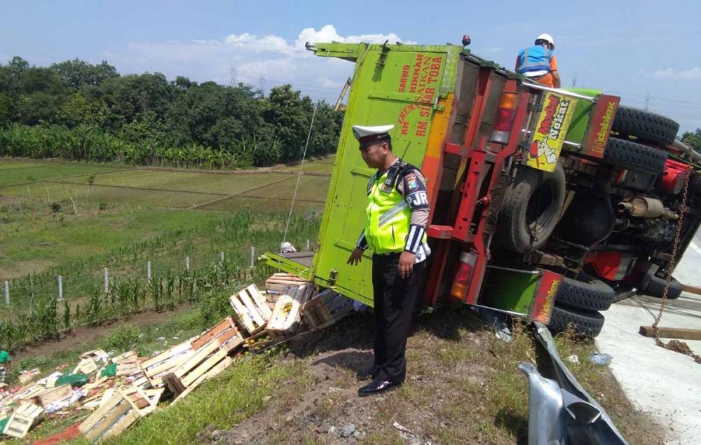 Truk bermuatan buah jeruk terguling di Jalan Tol Grati Pasuruan