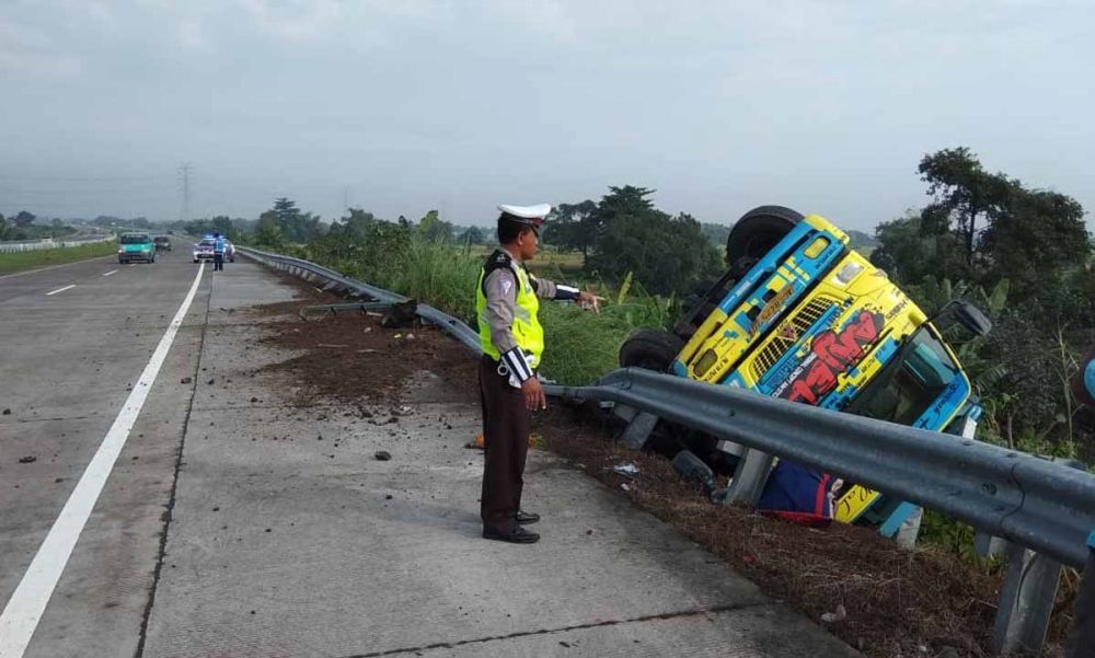 Truk Cold Diesel terbalik di Tol Gempol-Pasuruan sebelum dievakuasi