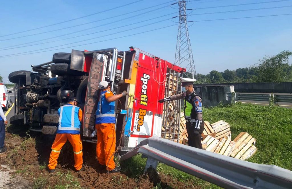 Truk terguling di Tol Pasuruan