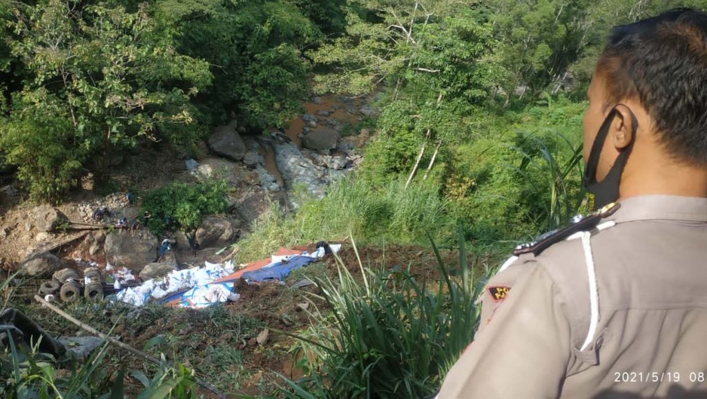 Truk Tronton Bermuatan Pupuk Terjun ke Jurang di Pacitan, Sopir Tewas