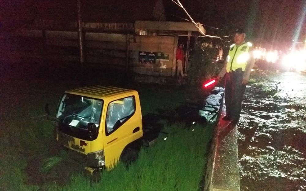 Truk Mitsubishi Colt Diesel terperosok ke areal sawah di Ngawi