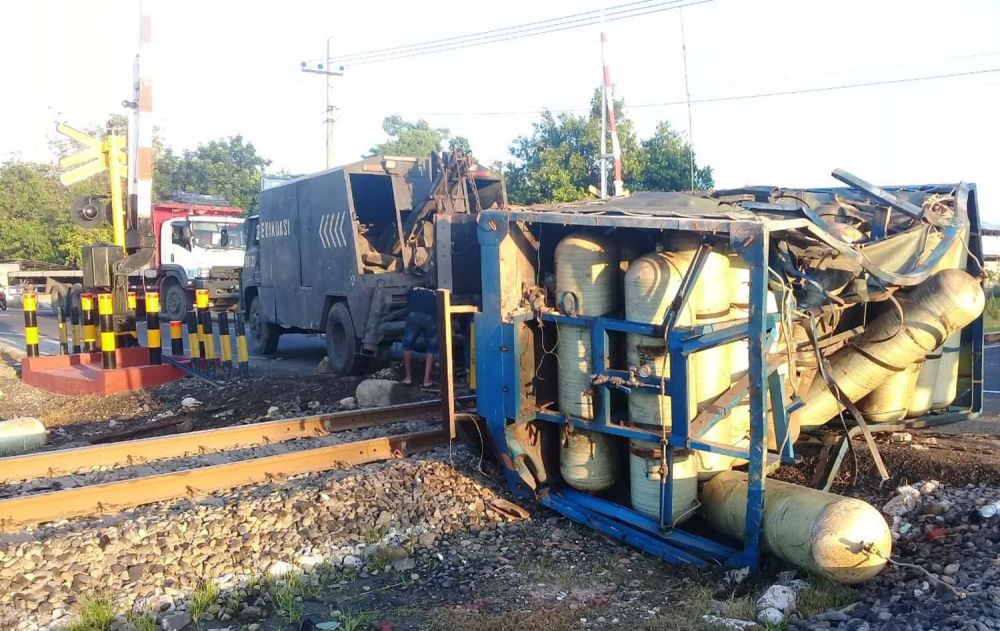 Tersambar Kereta Api, Truk Bermuatan Tabung Gas Terguling