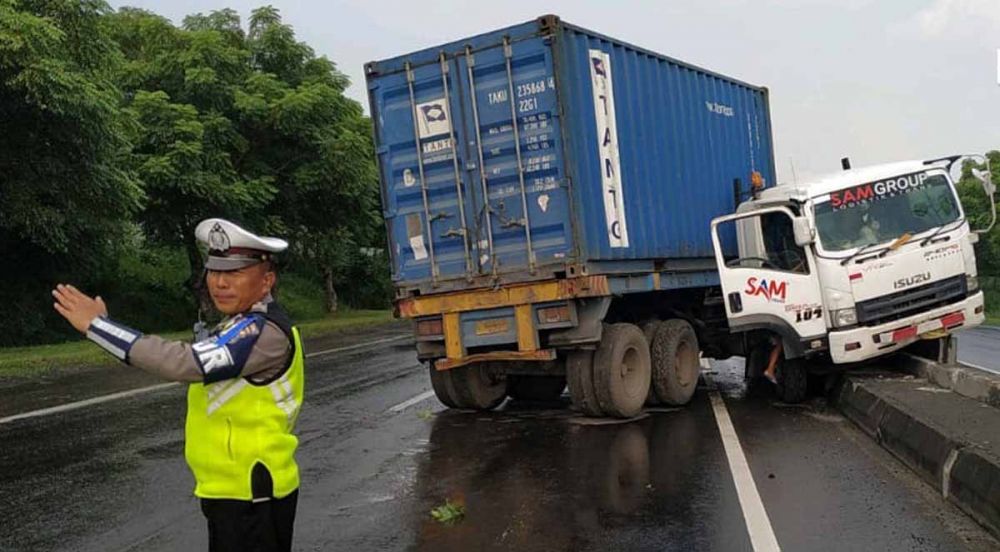 Truk trailer tabrak pembatas Jalan Tol Kebomas, Gresik