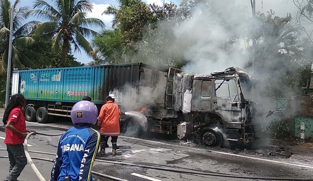 Truk Trailer Bermuatan Gas Terbakar di Bypass Mojokerto