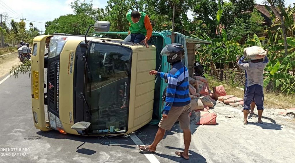 Truk bermuatan semen yang terguling