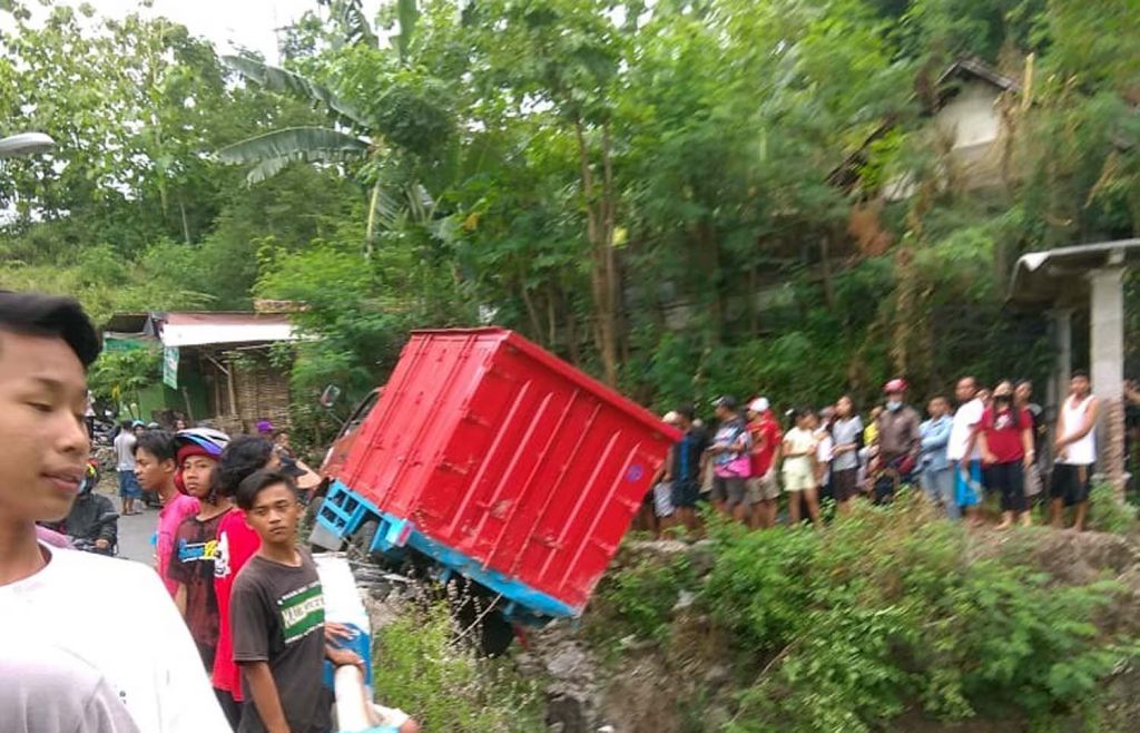 Truk yang mengantam motor di Pandaan, Pasuruan