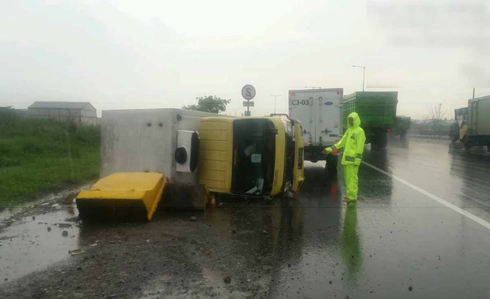 Truk boks yang terguling di Tol Dupak arah Gresik