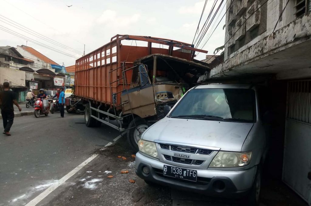 Truk yang lepas dari derek menabrak mobil di Sidoarjo