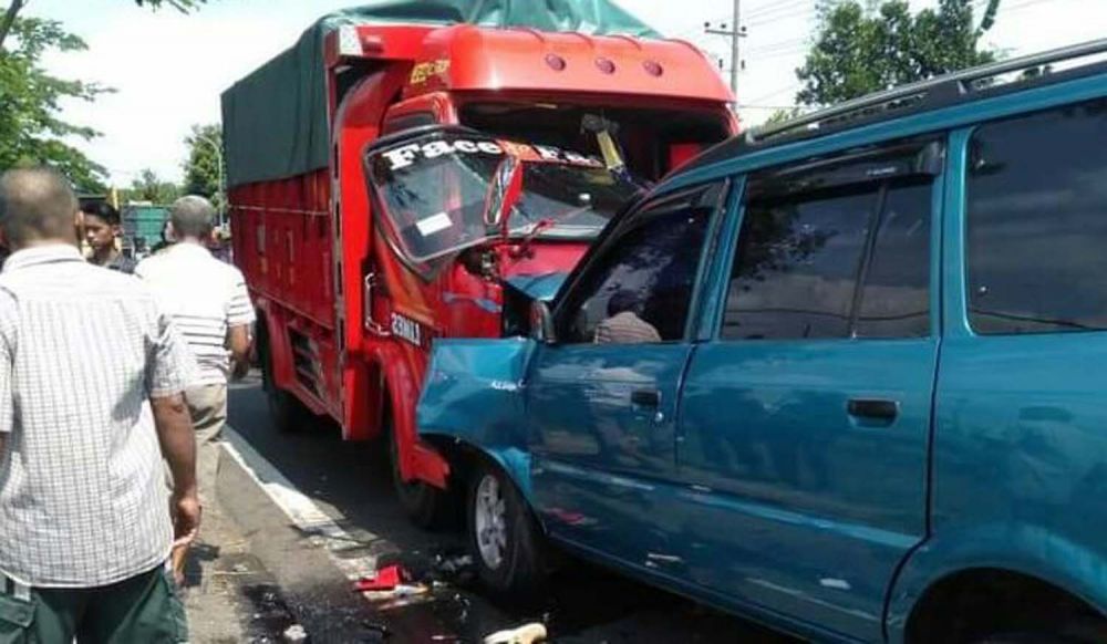 Truk tabrak mobil Kijang di Jalan Raya Rejoso, Pasuruan
