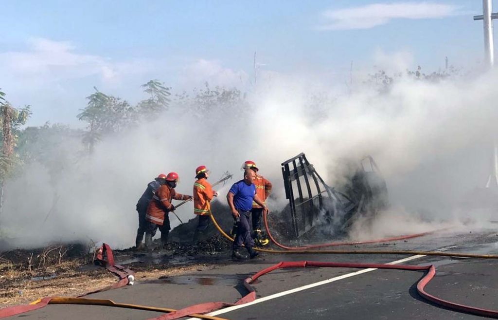 Truk Bermuatan Ban Bekas Terbakar di Tol Sidoarjo