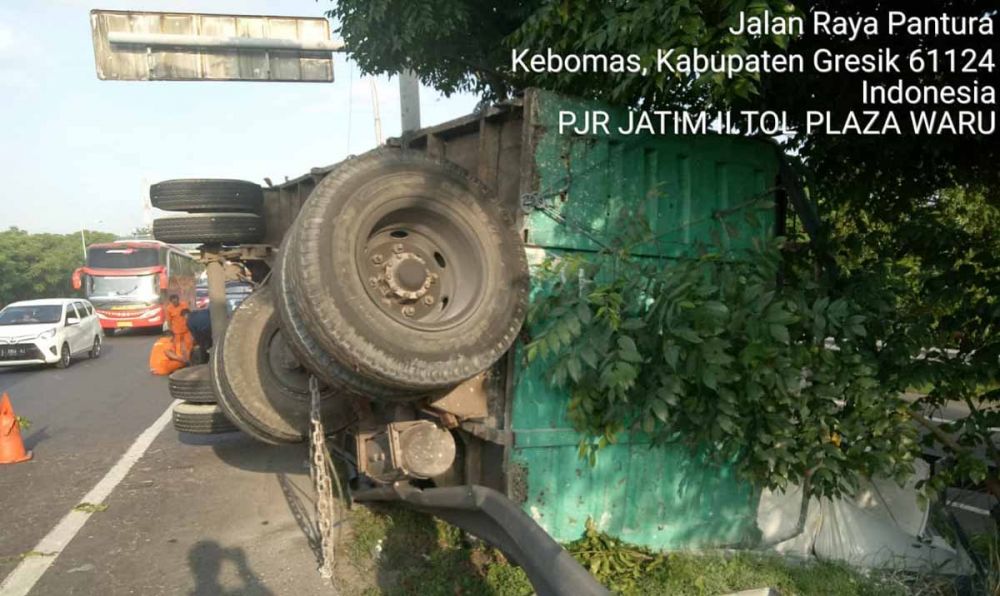Truk gandeng bermuatan batu kapur terguling di Tol Kebomas, Gresik