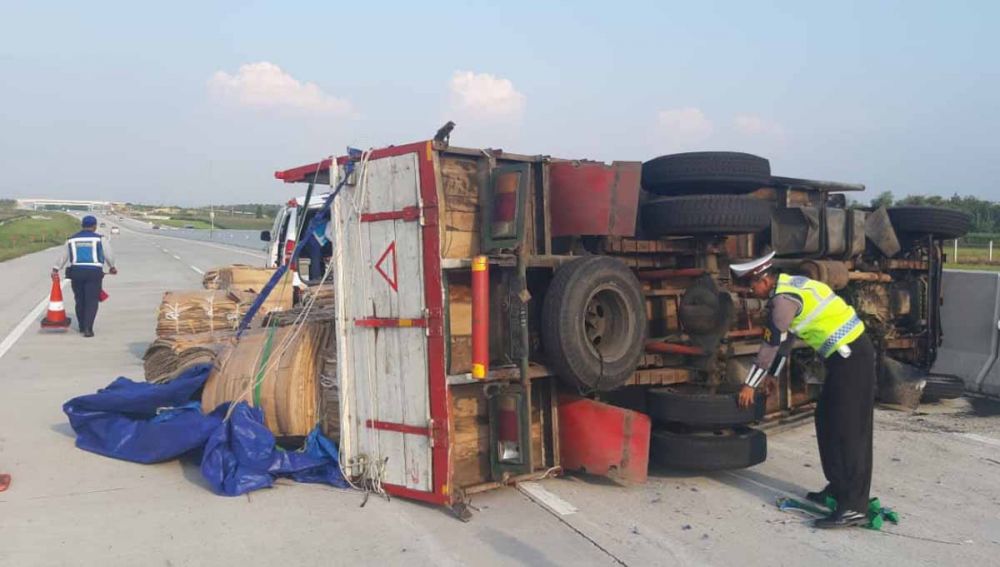 Truk bermuatan kardus bekas di Tol Ngawi