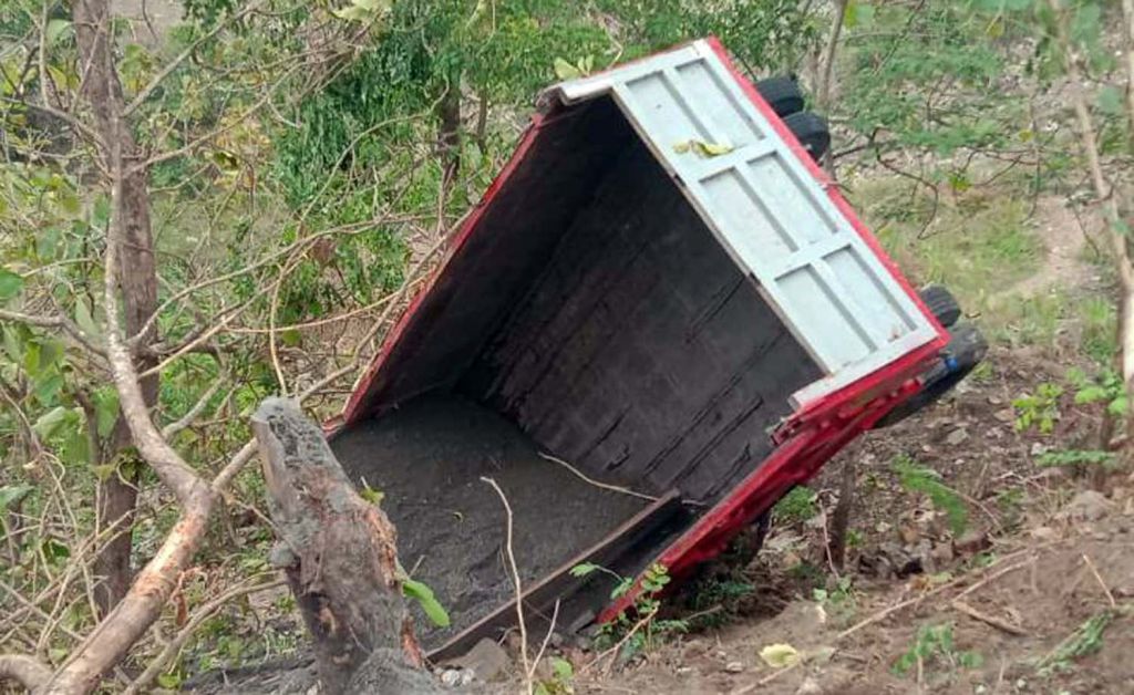 Truk terperosok dalam jurang di Madiun