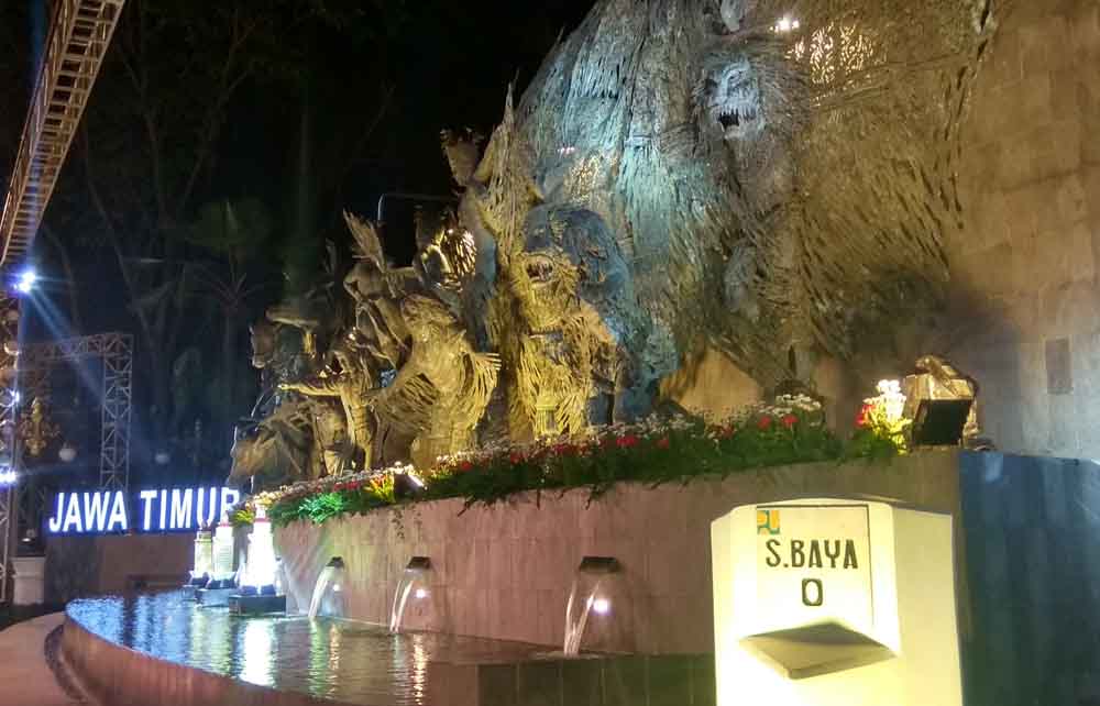 Tugu  Parasamya Purnakarya Nugraha sebagai penanda titik nol Surabaya