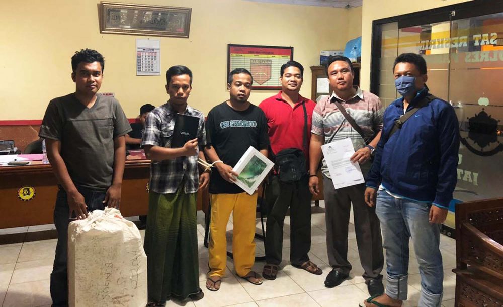 Makruf (tiga dari kiri) tukang kebun pencuri 18 tablet sekolah dan Hoirul Umam (dua dari kiri) diamankan di Mapolres Pasuruan
