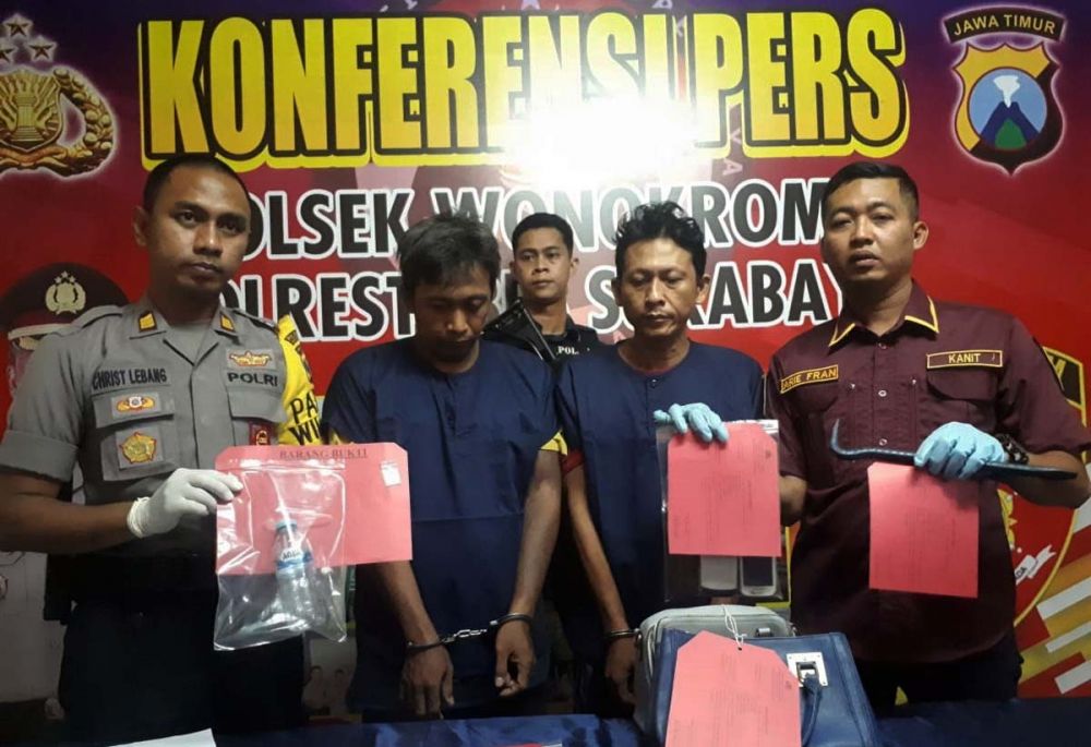 Dua tukang sayur pembobol rumah demi isap sabu diamankan di Mapolsek Wonokromo, Surabaya
