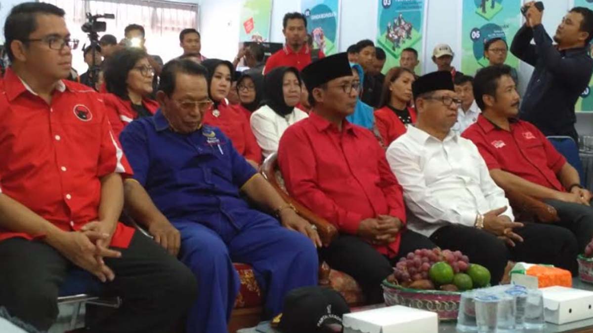Pasangan Sahri Mulyo dan Maryoto Birowo dalam sebuah acara KPU 