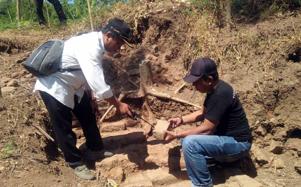 Struktur batu bata kuno ditemukan di sebuah ladang di Gondangwetan, Pasuruan