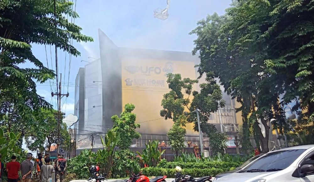 Toko Elektronik UFO di Surabaya Terbakar, Bronto Skylift Diterjunkan