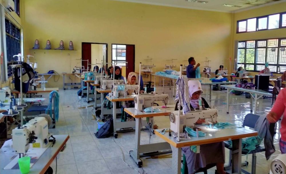 Produksi masker tiga lapis di Banyuwangi