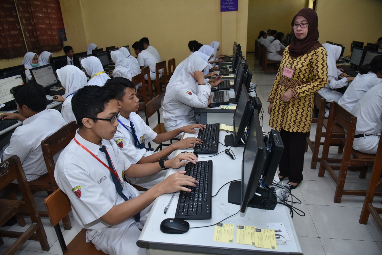 Pelajar saat mengikuti UNBK yang disupport jaringan telkom