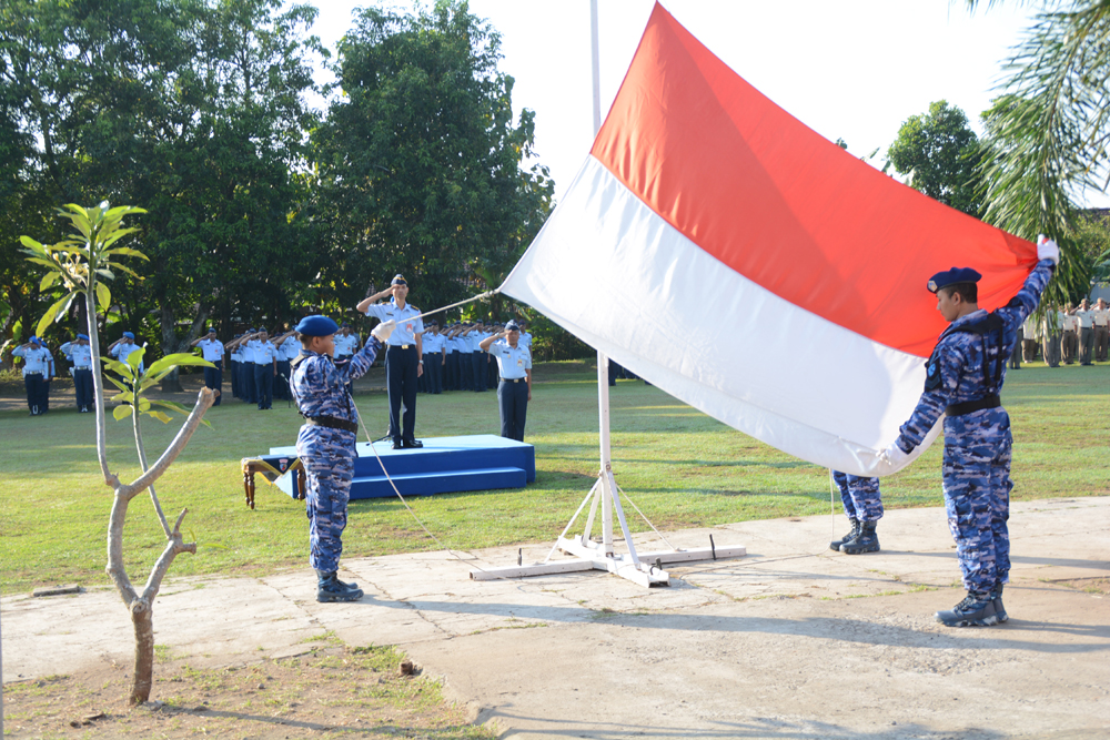 TNI AU di Lanud Iswahjudi saat melaksanakan pengibaran bendera.