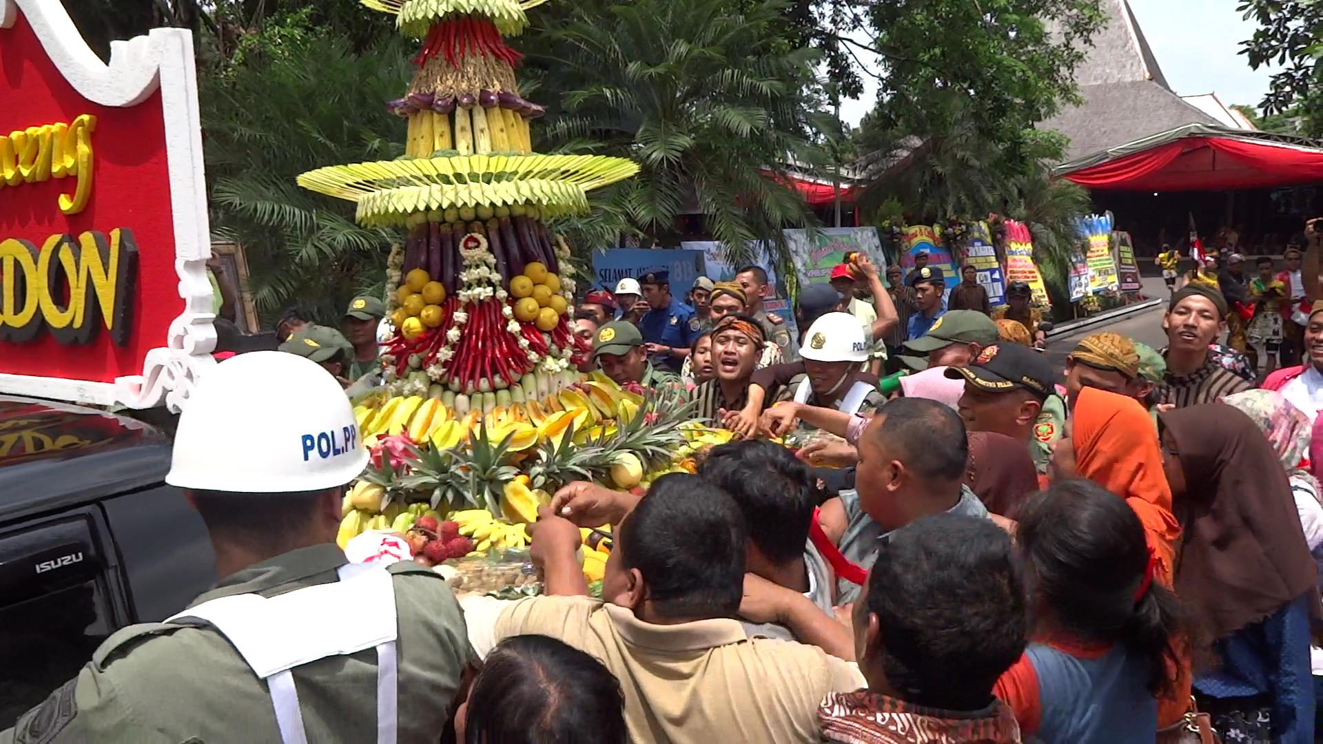 Warga berebut tumpeng lanang dan buceng wadon dalam upacara adat Bersih Nagari  
