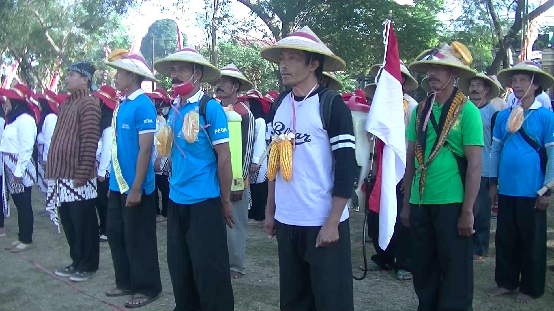Warga Tulungagung Rayakan Kemerdekaan dengan Berkostum Petani