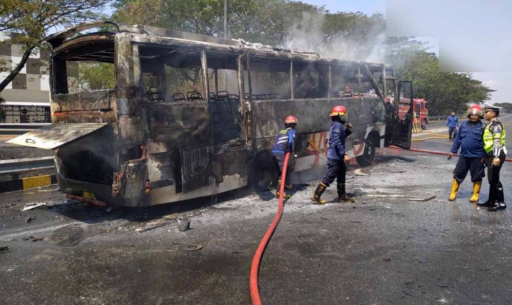 Petugas PMK berhasil memadamkan api yang membakar Bus Akas di Gate Tol Sidoarjo 2