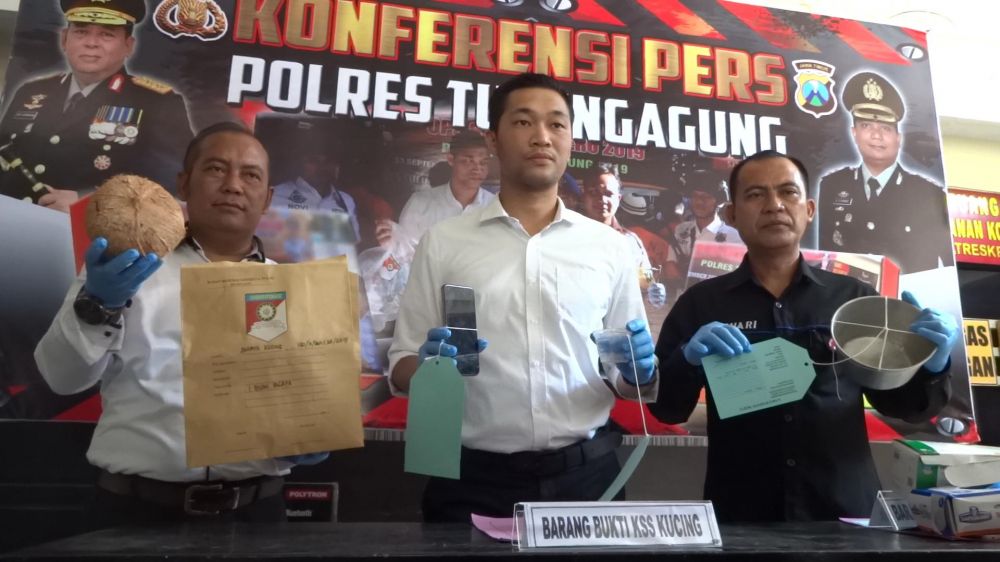 Kasatreskrim Polres Tulungagung AKP Hendy Septiadi membeberkan barang bukti terkait matinya kucing yang viral