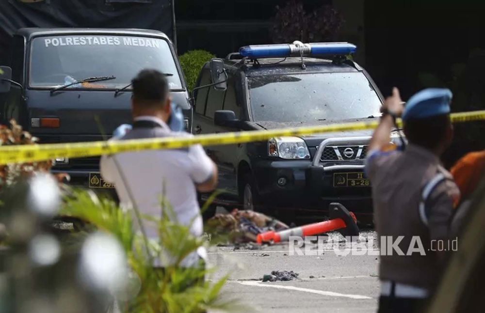 Polisi berjaga pascabom bunuh diri di Mapolrestabes Medan, Sumut, Rabu (13/11/2019) (Foto: Antara/Irsan Mulyadi)