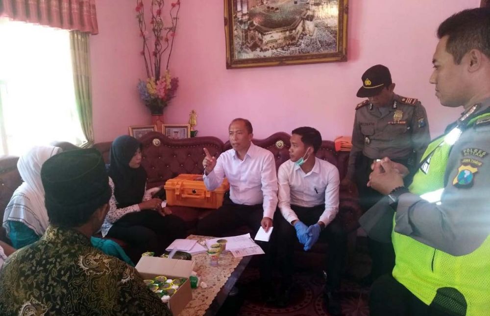 Polisi meminta keterangan keluarga Isnan, pria yang ditemukan tewas bersimbah darah di Blitar