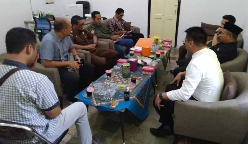 Bawaslu bersama tim lain di Gakkumdu Banyuwangi saat menggelar rapat