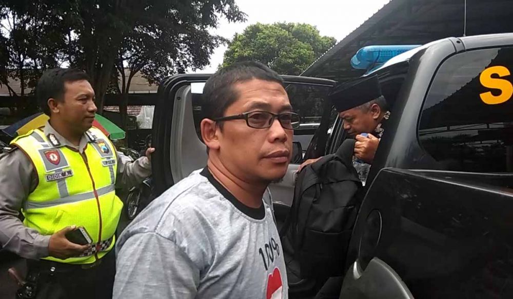 Ustaz Supriyanto dan Imam Suherlan, dua pria dalam video tudingan pemerintahan akan legalkan perzinahan saat di Mapolres Banyuwangi