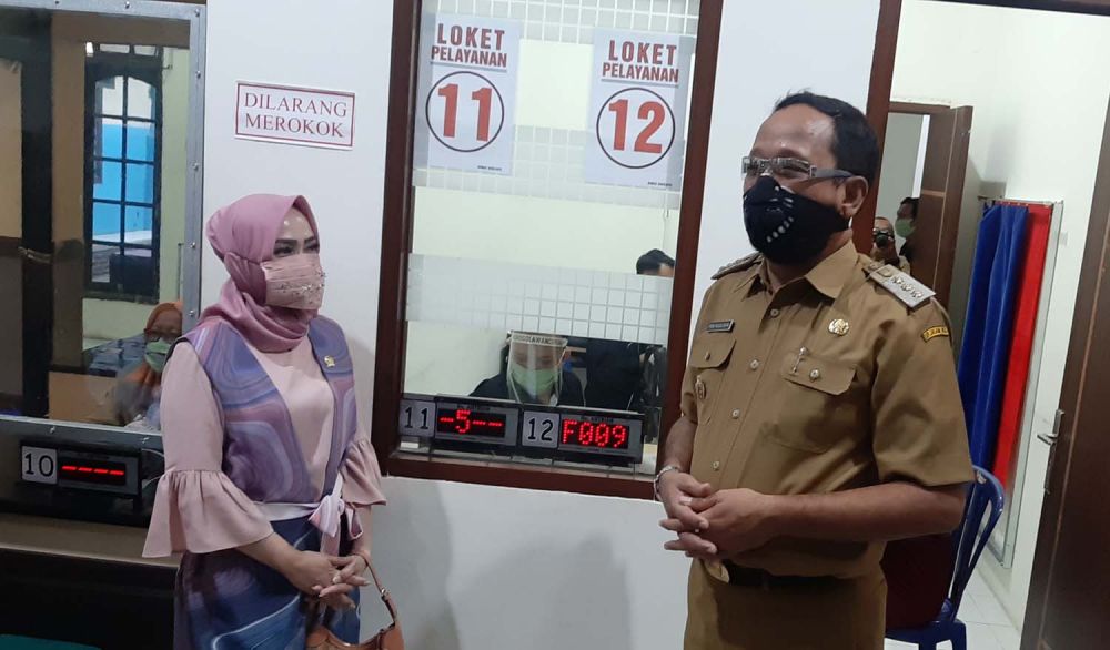 Bupati Ipong saat mengecek uji coba penerapan new normal di kantor pelayanan publik Ponorogo